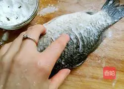 Illustration of how to cook crucian carp with green onions 5