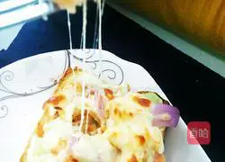 Illustration of how to make shrimp toast pizza 11