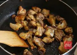 Illustration of how to make braised chicken nuggets 4