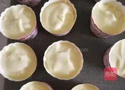 Illustration of how to make raisin cupcakes 12