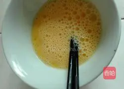 Illustration of how to make fried rice noodles with eggs, lettuce and rice noodles 3