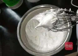 Illustration of how to make meat floss cake rolls 10