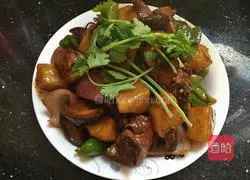 Braised chicken legs with mushrooms and potatoes Illustration of how to do it 11