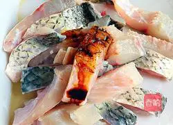 Illustration of how to make spicy fish with Chixiang sauce 4