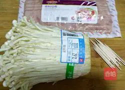 Illustration of how to make bacon enoki mushroom rolls 2