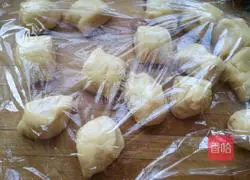 Illustration of how to make red bean paste snack packs 6