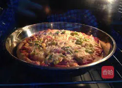 Illustration of how to make shrimp and bacon pizza 7