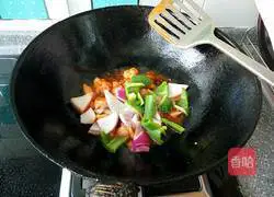 Illustration of how to make large plate of fried chicken slices 15