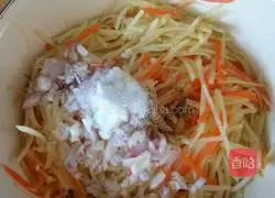 Illustration of how to make pan-fried potato pancakes 3