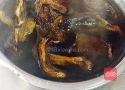 French pan-fried lamb chops with brandy braised bell peppers and porcini sauce Illustration of how to do it 1