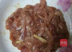 Illustration of how to make shredded pork rolls with Beijing sauce 2