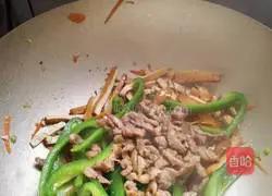 Illustration of how to stir-fry shredded pork with dried green pepper 9