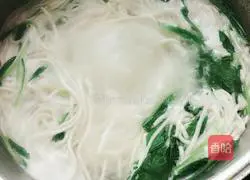 Illustration of how to make braised noodles with spring bamboo shoots and pork slices 8