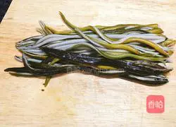 Illustration of how to make fried eel with wild rice noodles 5
