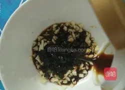 Illustration of how Lao Ganma mixes white-cut meat 4