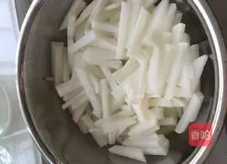 Illustration of how to make radish kimchi 1