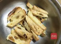 Illustration of how to make fried egg bread sticks 1