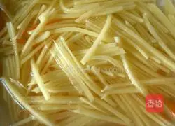 Illustration of how to make fried noodles with shredded potatoes 3
