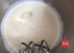 Illustration of how to make raisin cream cake roll 14