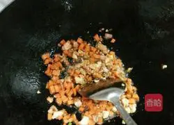 Illustration of how to make stir-fried diced chicken with cucumber and pork ribs in sauce 6