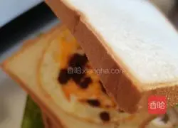 Illustration of how to make toasted beef sauce and egg bread 11