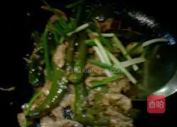 Illustration of how to stir-fry shredded pork with tiger skin and green pepper 6