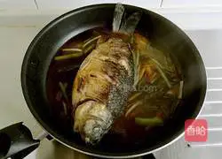 Illustration of how to cook crucian carp with green onions 14