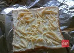 Illustration of how to make banana toast pizza 3