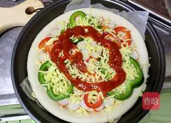 Illustration of how to make colorful pepper, ham and vegetable pizza 6