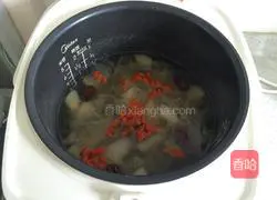 Illustration of how to make Sydney pear, red dates, wolfberry and white fungus soup 5