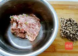 Illustration of how to make mushroom and glutinous rice pearl balls 4