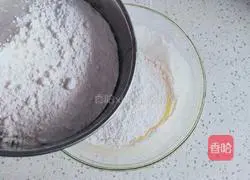 Illustration of how to make two-color cake rolls 5