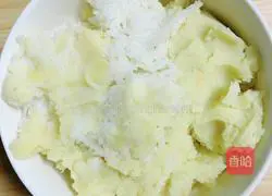 Sausage, potato and rice pizza (pan version) recipe illustration 7