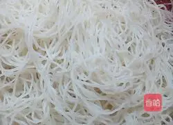 Illustration of how to make fried rice noodles with celery and lean meat 1