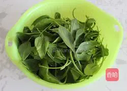 Illustration of how to make spinach with nuts 1