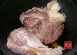 Illustration of making sauced beef in electric pressure cooker 4