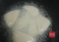 Illustration of how to make potato starch and dried beans wrapped in lettuce (Chaoshan snacks) 4