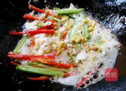 Illustration of how to make fried rice noodles with eggs 3