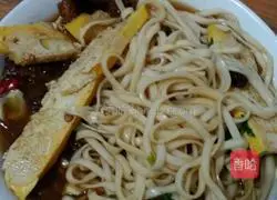 Illustration of how to cook noodles in braised beef soup 5