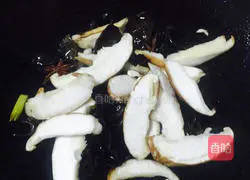 Illustration of how to make braised noodles with shrimps, ham, shiitake mushrooms 6