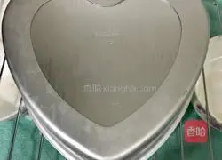 Illustration of how to make eight-inch heart-shaped chiffon cake 12