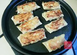 Illustration of how to make pork spring rolls 9