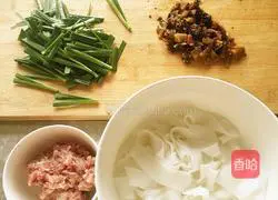 Illustration of how to make homemade small pot rice noodles 1