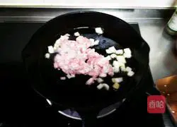 Illustration of how to make braised noodles with pork and green pepper 3