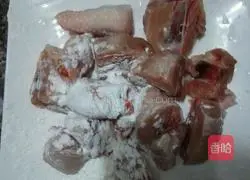 Illustration of how to make red and green braised chicken legs 1