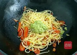 Illustration of how to make avocado and bacon pasta 8
