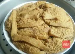 Illustration of how to make steamed pork with millet flour 12