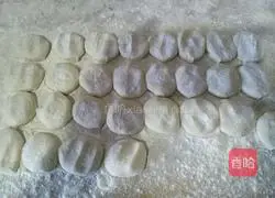 Illustration of how to make donkey meat and celery steamed dumplings 17