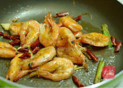 Illustration of home-style fried shrimps in oil 7