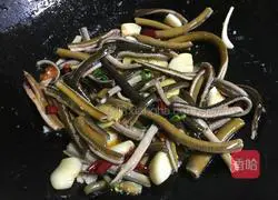 How to stir-fry shredded eel with wild rice Illustration 7